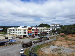 a street with buildings and a truck on the road at Hotel Bestari Prima in Kuala Lipis
