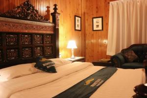 En eller flere senge i et værelse på Musketeers Resort