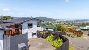 ein Haus mit Stadtblick in der Unterkunft Opulent Haven, Designer Luxury, Expansive Space in Lower Hutt