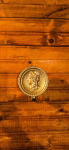 een bord dat aan een houten muur hangt bij Cuore della Sila Apartment in Camigliatello Silano