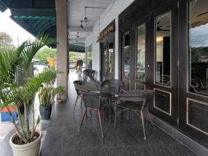 Un restaurant u otro lugar para comer en Luscious Hotel