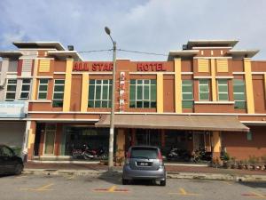 All Star Hotel Melaka في ميلاكا: سيارة متوقفة امام الفندق