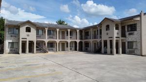 um grande edifício branco com muitas janelas em Mission Inn em San Antonio