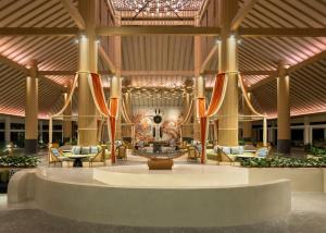 拉古洼宾坦泻湖假日酒店的大楼内配有桌椅的大厅