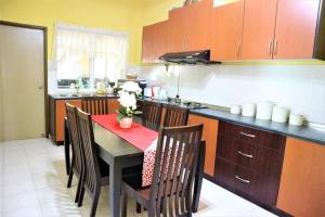 Η κουζίνα ή μικρή κουζίνα στο Hotel O D'hitech Home +23 φωτογραφίες