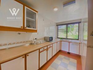 Una cocina o kitchenette en Cozy Highlands Escape at Copthorne Cameron Highlands