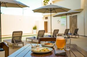 Nuxká Hotel في تيلشاك بويرتو: طاولة مع صحن من الطعام وكأس من البيرة