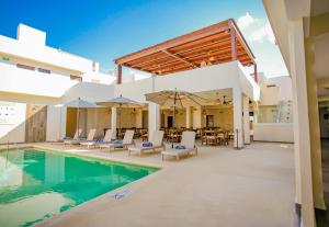 Nuxká Hotel في تيلشاك بويرتو: صورة فيلا بها حمام سباحة