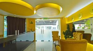 Un lugar para sentarse en OYO 90484 Bright Hotel