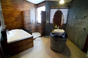 Koupelna v ubytování Aonang Phu Petra Resort, Krabi - SHA Plus