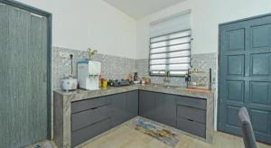 Una cocina o kitchenette en OYO HOME 90682 Liliz Mambang Farmstay