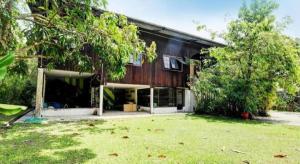 a house with a yard in front of it at OYO HOME 90800 Rumah Pangi Homestay in Kampong Bulong