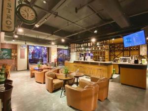 El lounge o bar de James Joyce Coffetel Xian Big Goose Pagoda Tang Paradise Branch