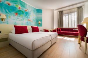 una habitación de hotel con una cama y un sofá en Iberostar Waves Bellevue All Inclusive, en Budva 103 fotos más