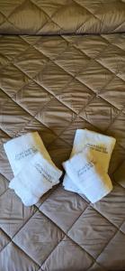 twee kussens bovenop een bed bij Cuore della Sila Apartment in Camigliatello Silano