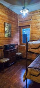 een slaapkamer met twee stapelbedden en een raam bij Cuore della Sila Apartment in Camigliatello Silano