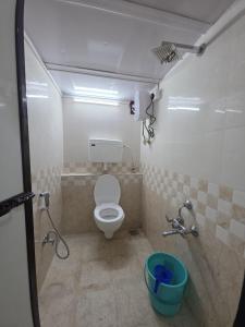 ein kleines Badezimmer mit Toilette und Dusche in der Unterkunft Nithyanand Cabinstay dormitory in Mumbai