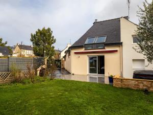 ガンガンにあるTi harmonielの雨の中の庭のある家