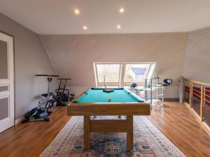 ガンガンにあるTi harmonielのビリヤード台、エクササイズ用具が備わる客室です。