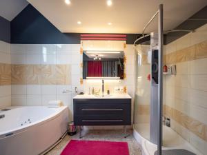 ガンガンにあるTi harmonielの浴槽と洗面台とバスタブを備えたバスルーム +22枚の写真