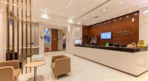 City Comfort Inn Wuhan Rui'an Street Metro Station في ووهان: بهو الفندق مع مكتب الاستقبال