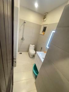 une petite salle de bain avec toilettes et lavabo dans l'établissement Lower canal 1 BHK secure area, à Faisalabad