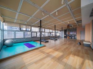a gym with a swimming pool in the middle of a room at City Comfort Inn Wuhan Jianghan Road Jiali Square in Wuhan