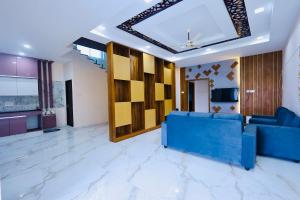 Телевизор и/или развлекательный центр в Brand New 4bhk stylish and spacious Duplex house with kitchen, bathtub with modern interiors close to railway station and bus stand +20 фотографий