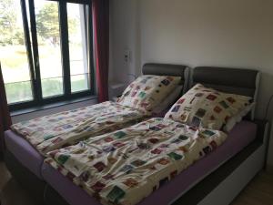 Postel nebo postele na pokoji v ubytování Prora Solitaire Apartment mit Meerblick Block 2 + 37 fotografií