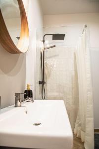 Closer to the Sea - Modern Terrace Stay في ساولكراستي: حمام مع حوض غسيل أبيض ودش +22 صورة