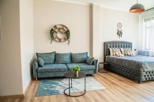 Closer to the Sea - Modern Terrace Stay في ساولكراستي: غرفة معيشة بها أريكة وسرير