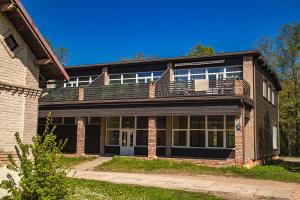 Closer to the Sea - Modern Terrace Stay في ساولكراستي: منزل من الطوب مع شرفة فوقه