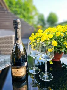 Closer to the Sea - Modern Terrace Stay في ساولكراستي: زجاجة من النبيذ بجوار كأسين من النبيذ