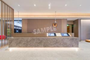 een lobby met een Samsung-logo aan de muur bij JI Hotel Shanghai Xuhui Riverside West Bank Center in Shanghai