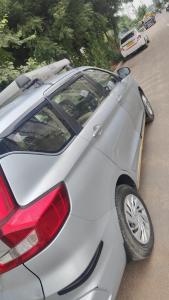 un'auto bianca parcheggiata sul ciglio di una strada di My Taxi Cab a Ahmedabad