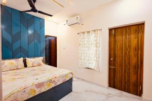 Кровать или кровати в номере Brand New 4bhk stylish and spacious Duplex house with kitchen, bathtub with modern interiors close to railway station and bus stand