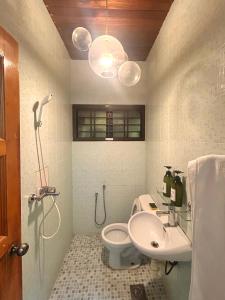 un baño con inodoro y lavabo en Chic Double Room Shared Bungalow near LRT SS1 PJ, en Petaling Jaya