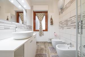 Ένα μπάνιο στο Appartamento Le Pavoncelle +22 φωτογραφίες