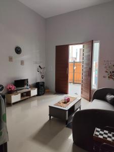 un soggiorno con un divano e un tavolino da caffè di Berastagi a Berastagi