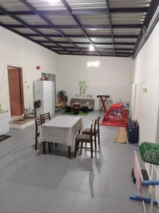 Camera con tavolo, sedie e frigorifero. di Berastagi a Berastagi