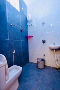 Ванная комната в Brand New 4bhk stylish and spacious Duplex house with kitchen, bathtub with modern interiors close to railway station and bus stand