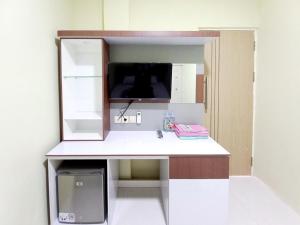 een kleine keuken met een aanrecht met een wastafel bij Sky In Homestay Syariah near RSUD Sogaten RedPartner in Madiun +9 foto's