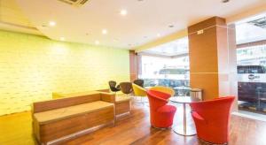 Khu vực ghế ngồi tại Life Hotel Sudirman Surabaya