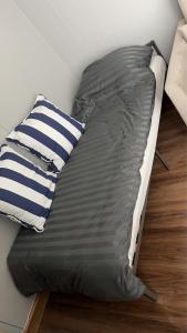 un lit avec un oreiller à côté d'un mur dans l'établissement Home stay Ev Coffeehouse, à Ban Map Khao Wan 48 autres photos