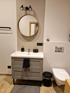 Closer to the Sea - Modern Terrace Stay في ساولكراستي: حمام مع حوض ومرحاض ومرآة