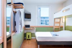 Pokój z łóżkiem i łóżkiem piętrowym w obiekcie ibis budget Issy Les Moulineaux Paris Ouest w mieście Issy-les-Moulineaux