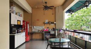 Una cocina o kitchenette en SPOT ON 90984 Gn Homestay