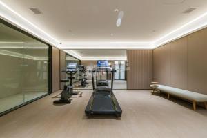 een sportschool met loopbanden en apparaten in een kamer bij JI Hotel Shanghai Xuhui Riverside West Bank Center in Shanghai