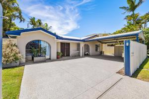 BuddinaにあるFamily Home Near Cafes and Surf Beachesの青屋根の家