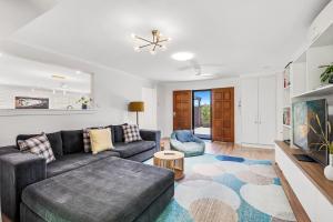 BuddinaにあるFamily Home Near Cafes and Surf Beachesのソファとテレビのあるリビングルーム